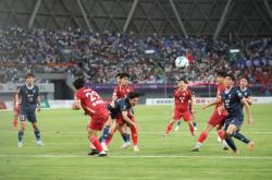 开云下载-足球场上球员奋力拼搏，为胜利而战