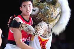 开云体育-里昂球队新晋球员脱颖而出，率队胜出