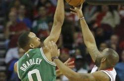 开云平台-绿军遭到活塞的突袭，失去联盟第二