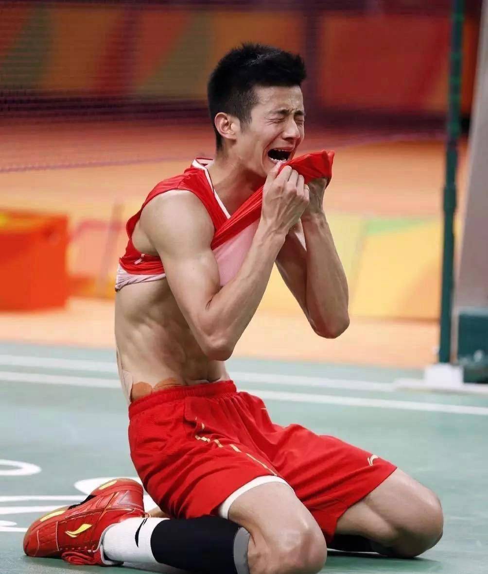 关于中国羽毛球队鏖战英格兰羽毛球队，谌龙高光表现的信息