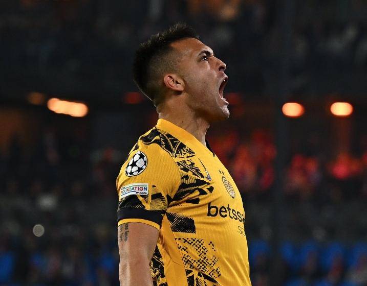 那不勒斯鏖战曼城，莫德里奇刷新纪录