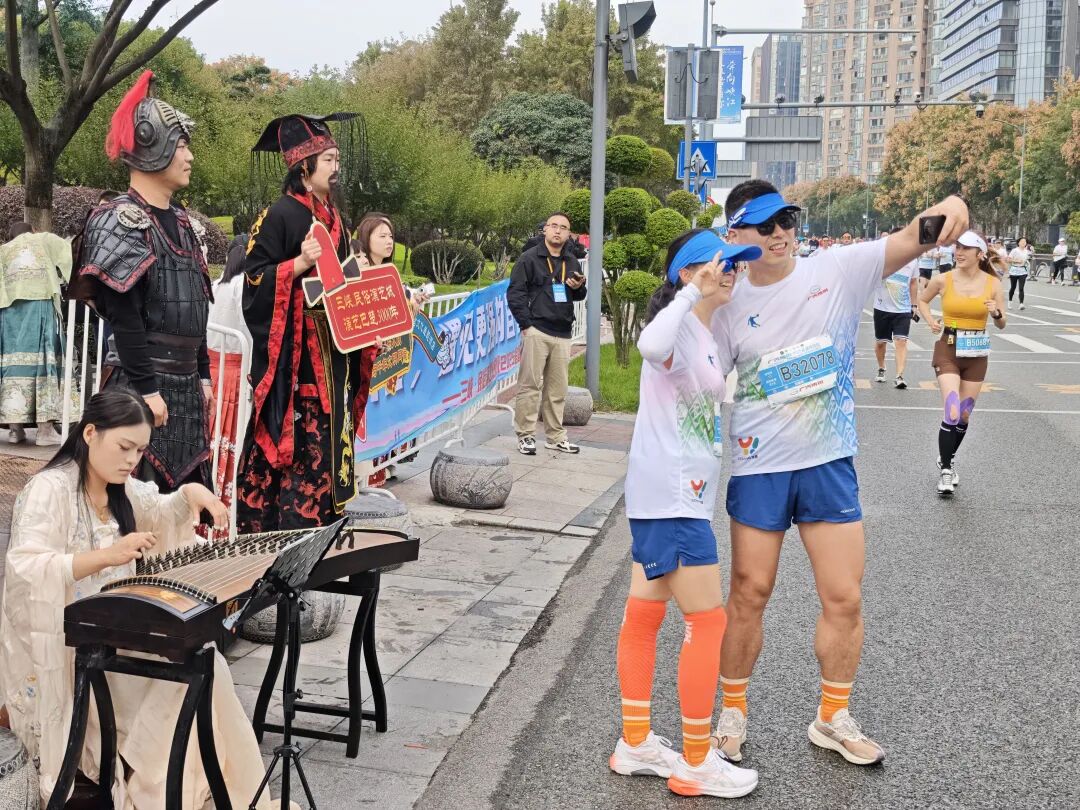 激情澎湃!观众情绪高涨为选手助威的简单介绍 激情澎湃!观众情绪高涨为选手助威的简单介绍