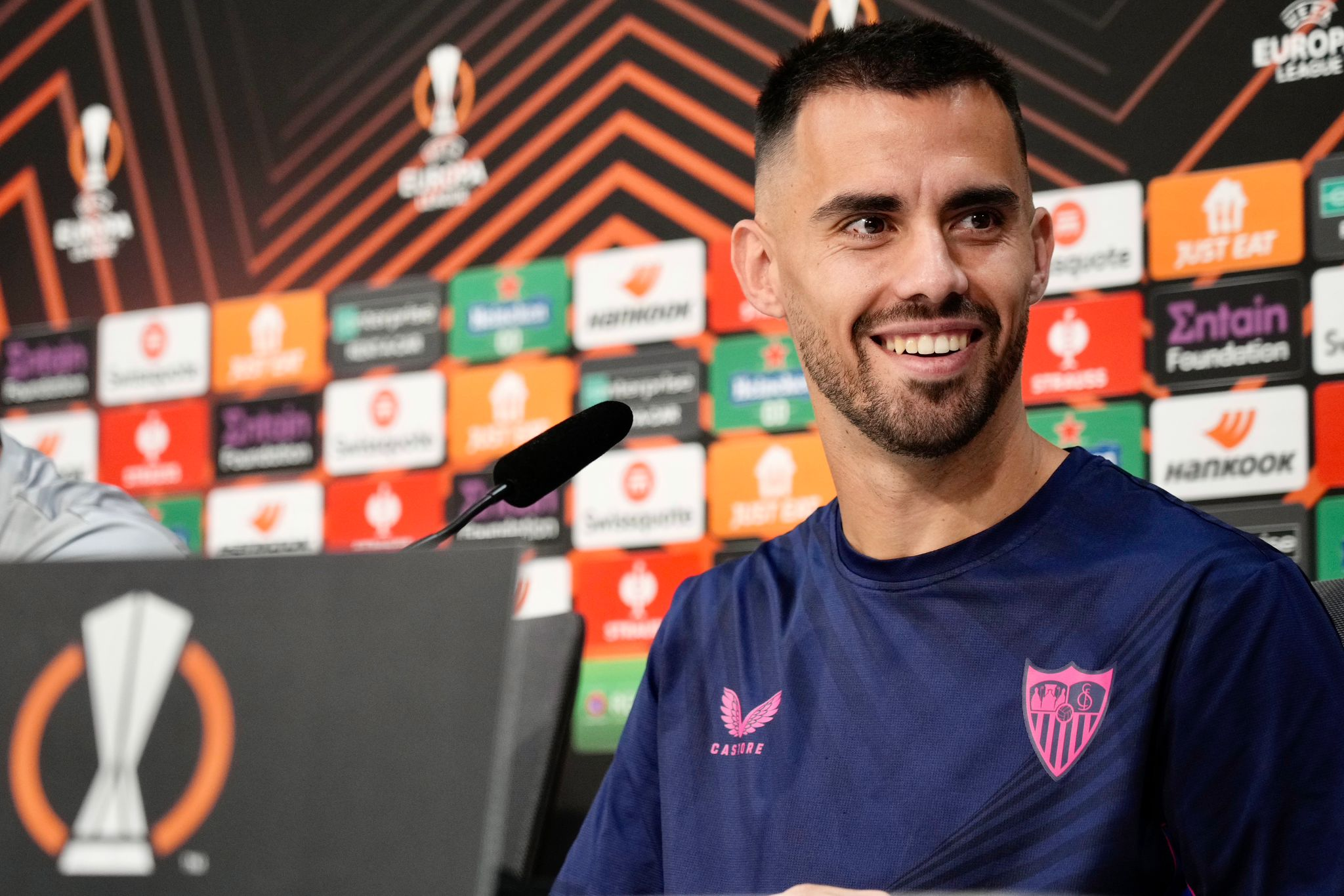 包含罗马宣布新签约欧陆飞狐，球迷期待全新页面的词条