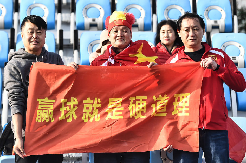 包含睿智战术：球队在比赛中运用巧妙战术取得胜利的词条