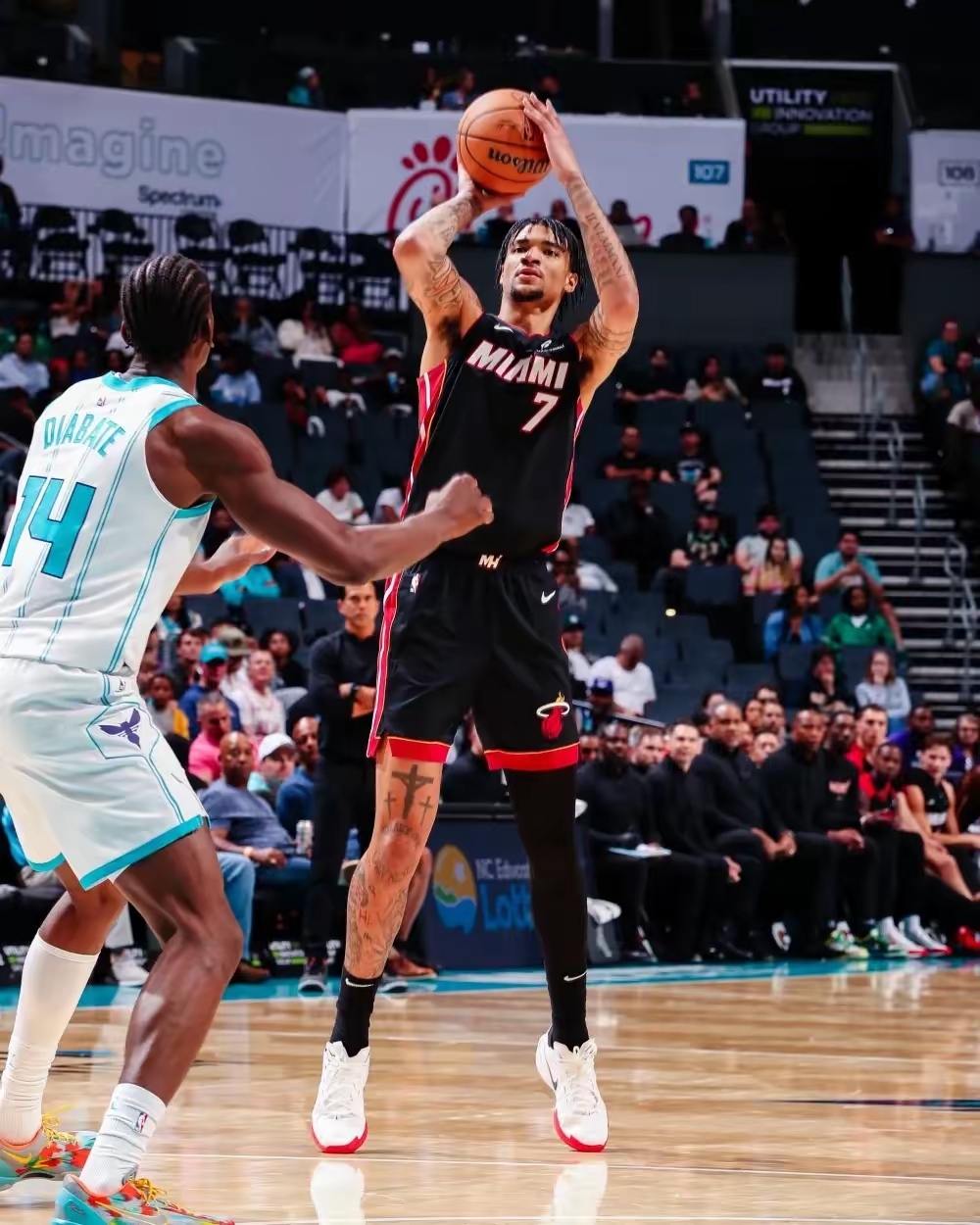 关于热火队全队发挥稳定，取得比赛胜利的信息