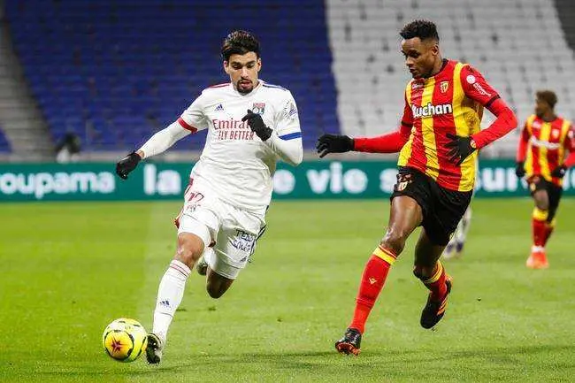 里昂球队新晋球员脱颖而出，率队胜出