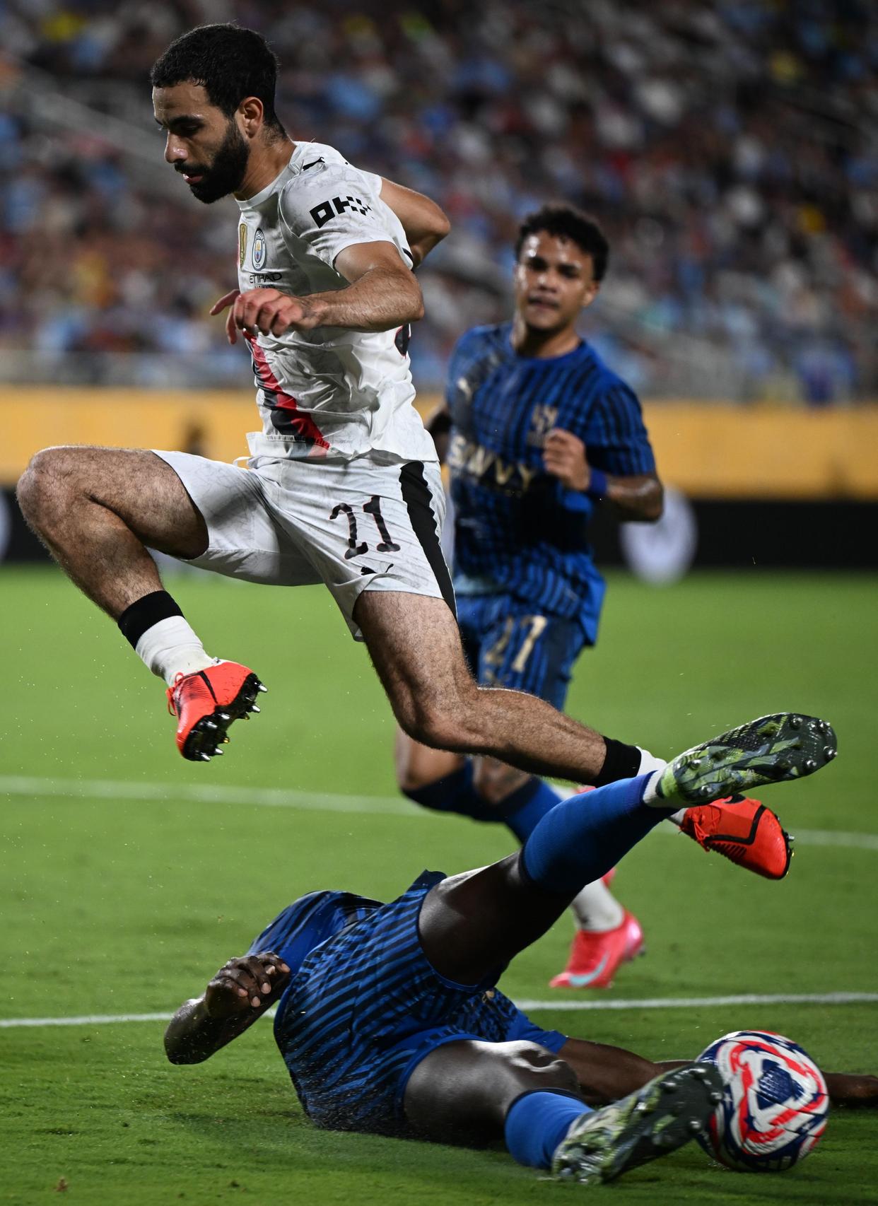 包含曼城胜利晋级，淘汰赛一路领先的词条