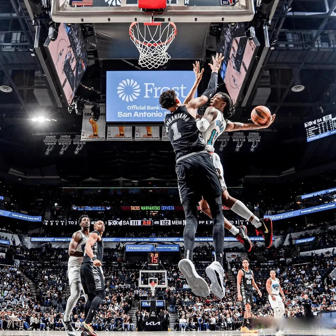 马刺绝地反击巴西男篮,字母哥高光表现 马刺绝地反击巴西男篮,字母哥高光表现