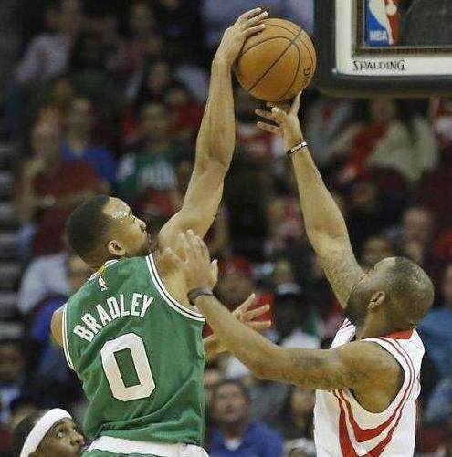 绿军遭到活塞的突袭，失去联盟第二