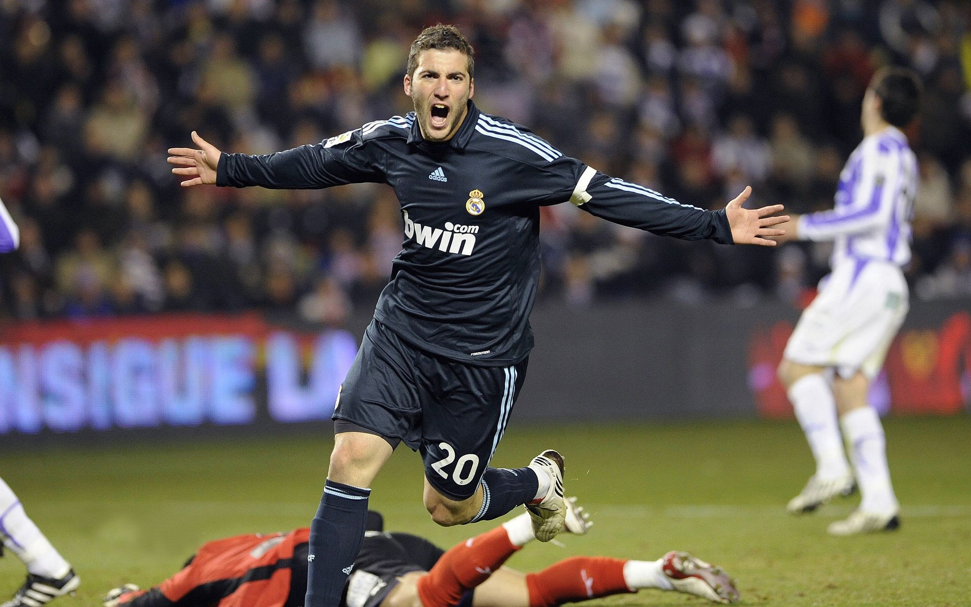 活塞狂胜鹈鹕，德罗赞成为关键先生